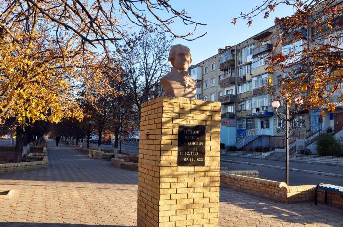 Памятник основателю города - Василию Степановичу Попову.