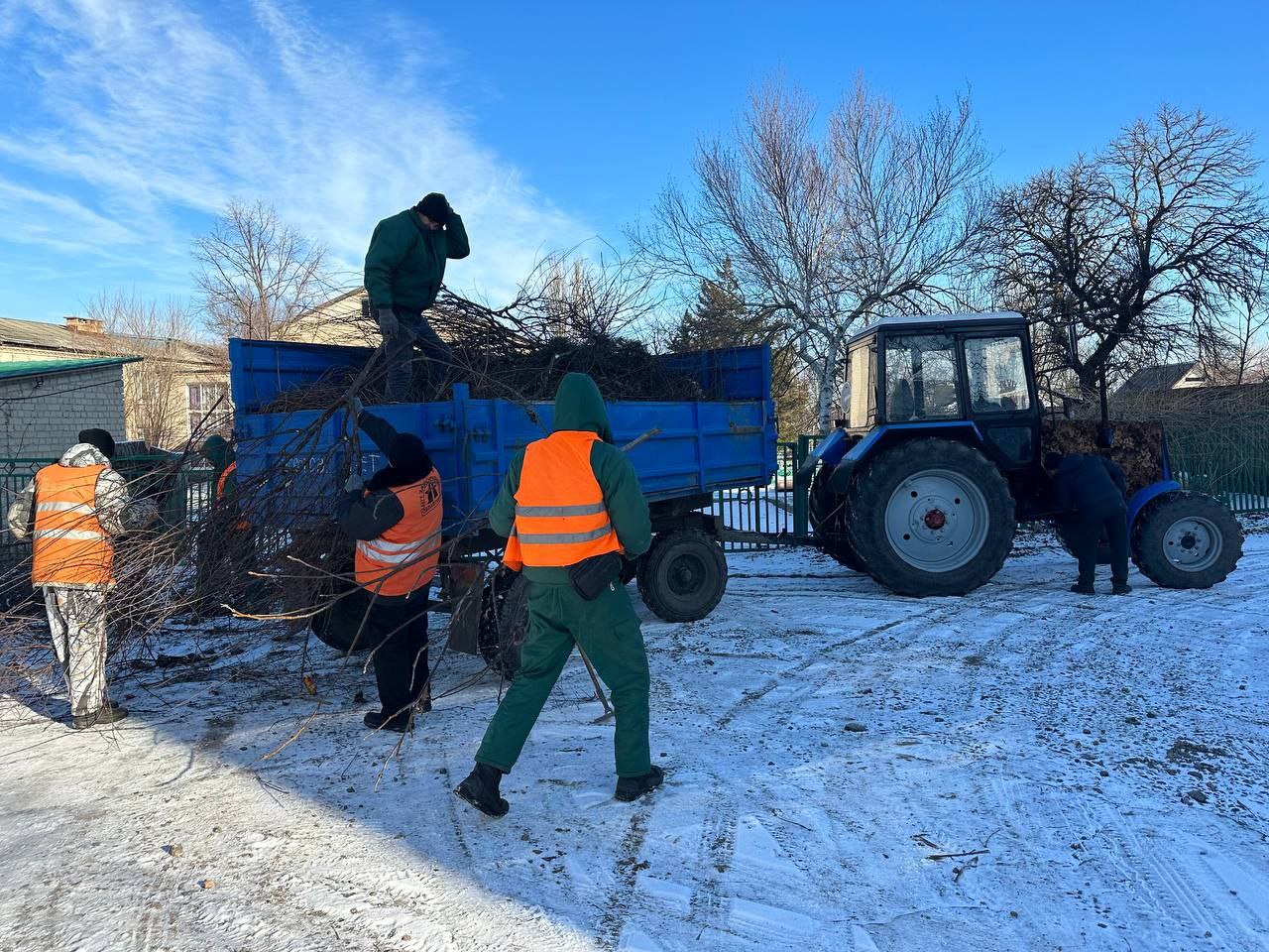 Рабочие коммунального предприятия  &quot;Благоустройство-Васильевка&quot;  приступили к очистке придомовых территорий по улице Шевченко..