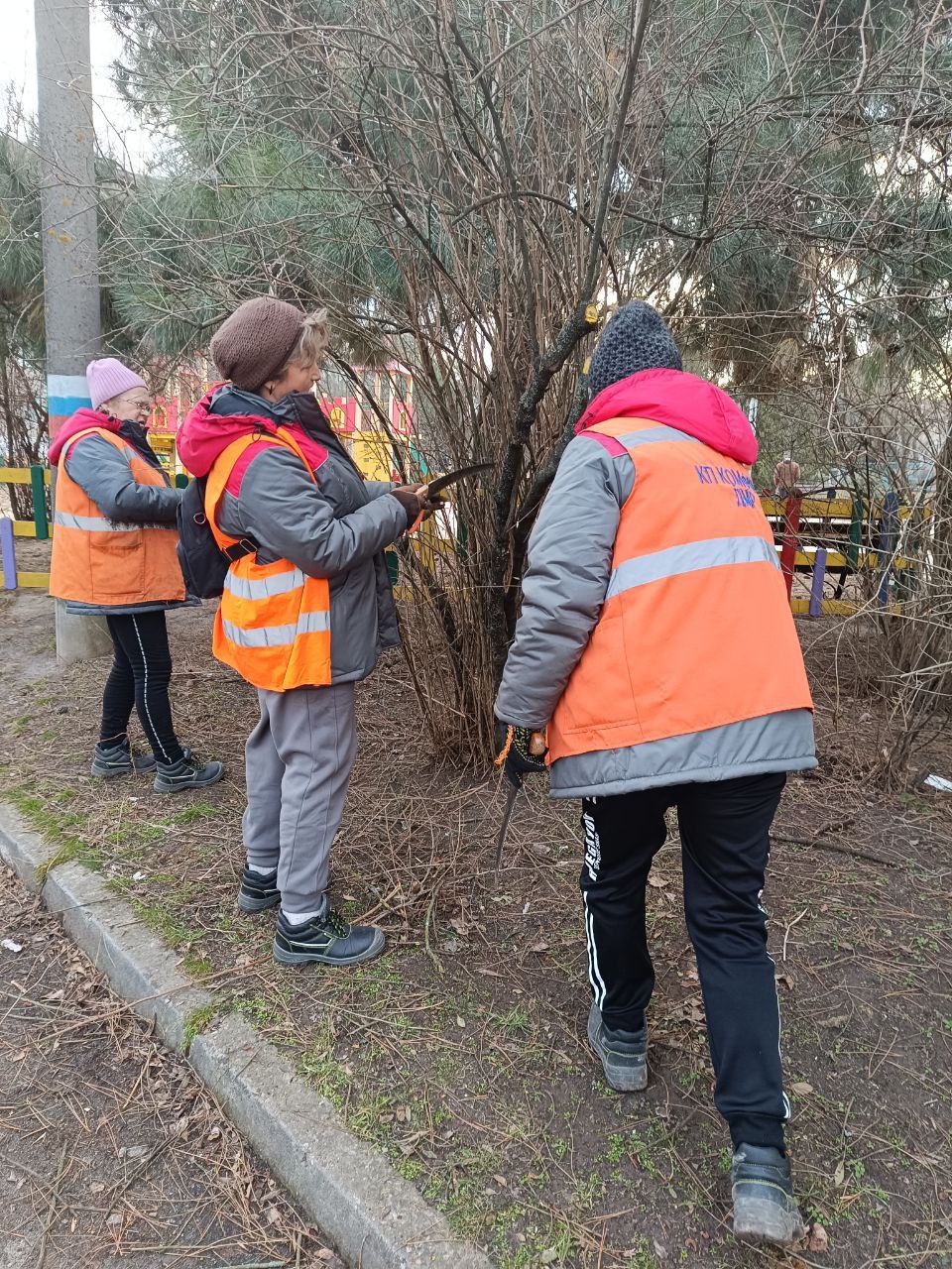 Сотрудники КП &quot;Комфорт&quot; продолжают наведение порядка на территории города Днепрорудного..