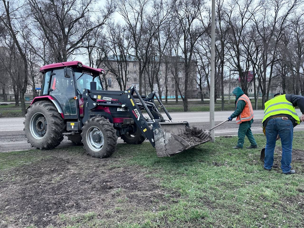 Коммунальщики продолжают уборку улиц Васильевки. .