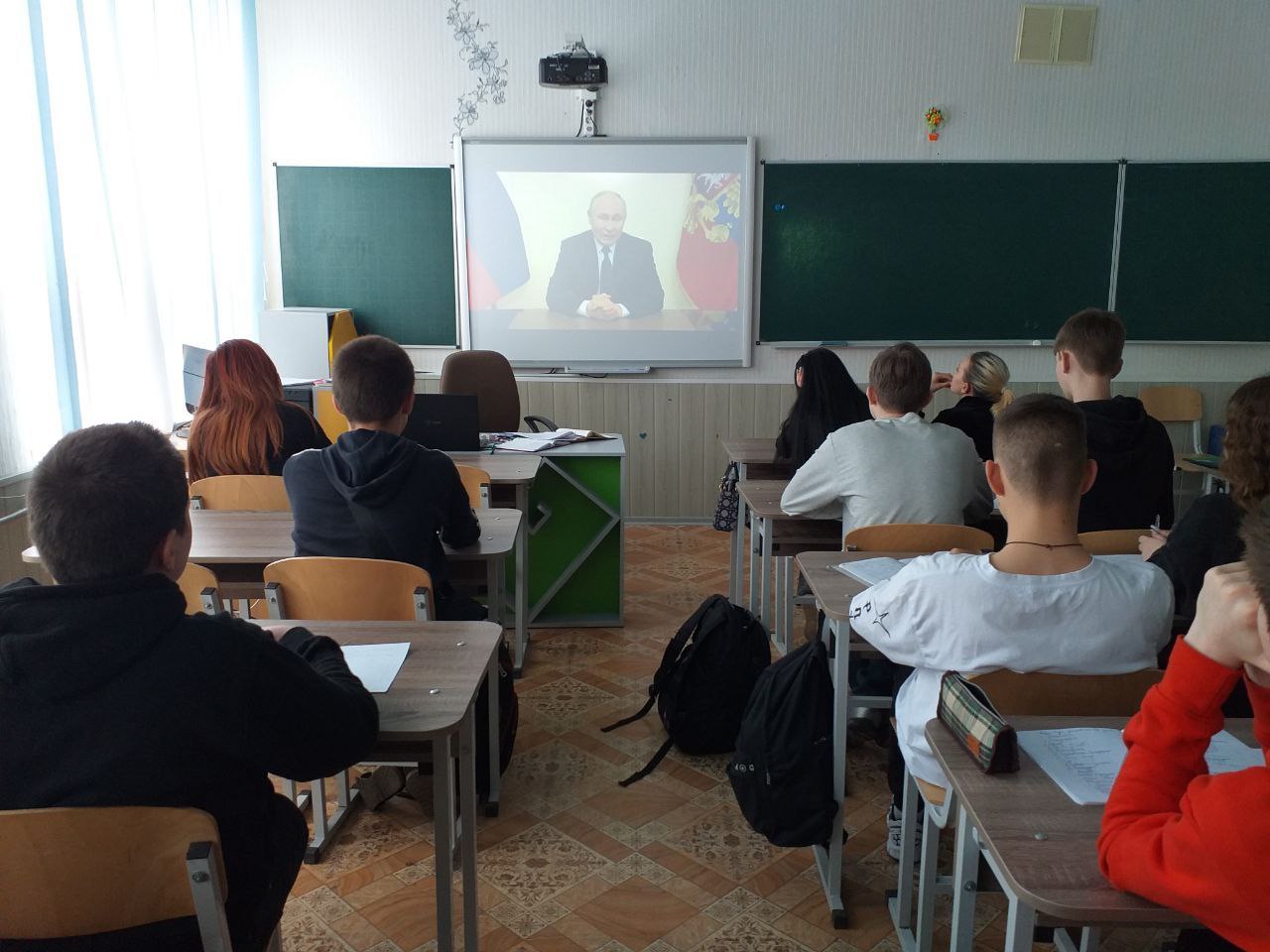 В Днепрорудненской СОШ № 1 &quot;София&quot; систематически проводятся уроки общения – «Разговоры о важном»..