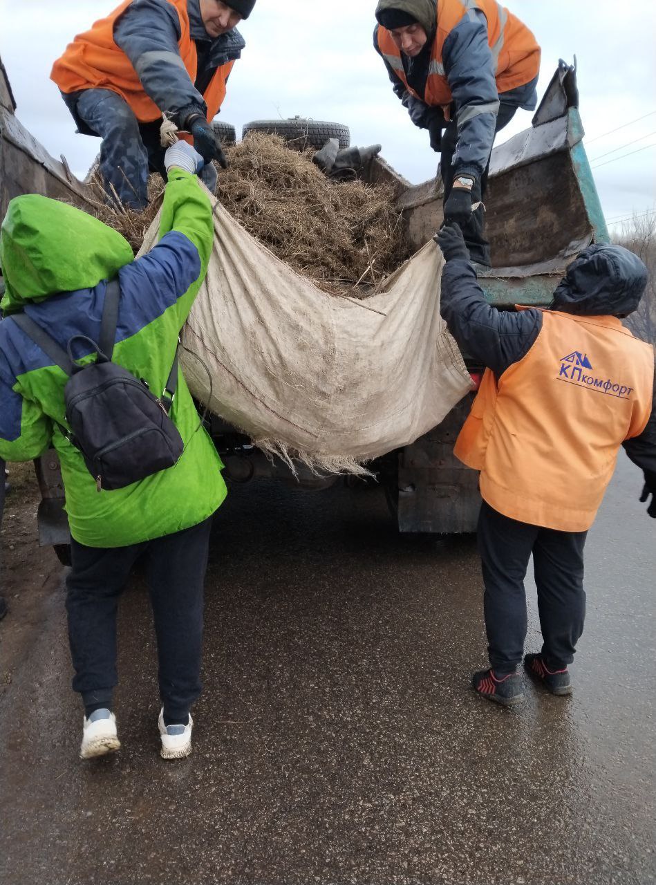 Работники МБУ &quot;Центр городского хозяйства&quot; города Днепрорудное Васильевского муниципального округа вычистили придорожную территорию..