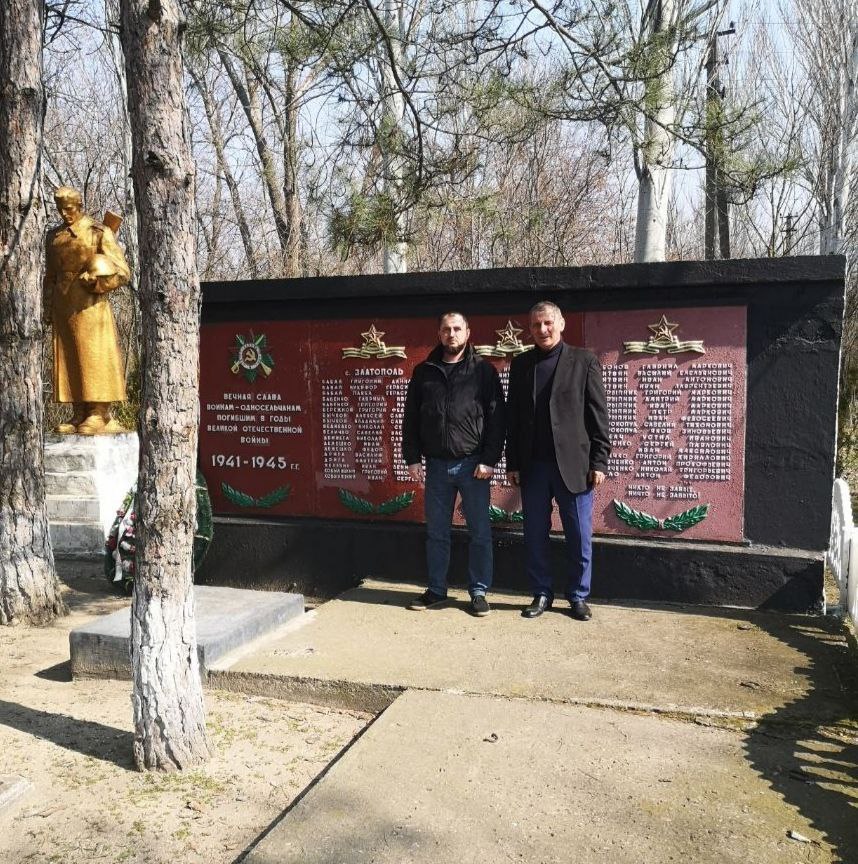 Златопольский сельский клуб посетили начальник территориального отдела и депутат от партии &quot;Единая Россия&quot;..