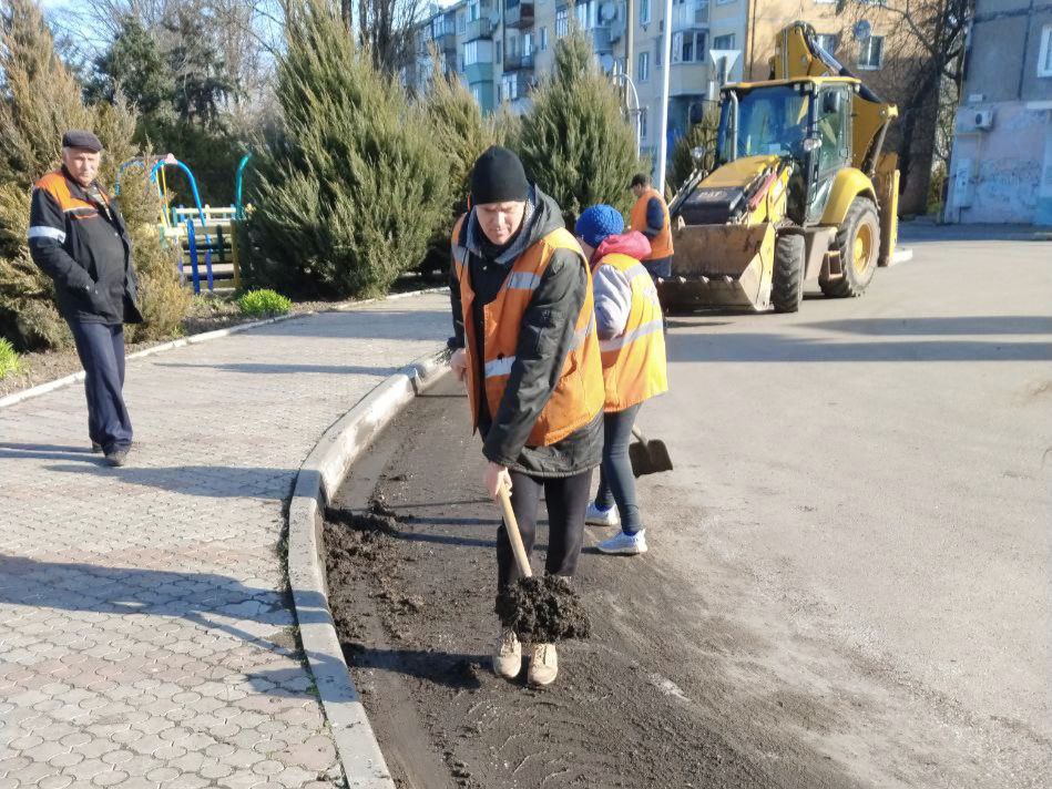 Работники МБУ &quot;Центр городского хозяйства&quot; Васильевского муниципального округа продолжают приводить в порядок улицы Днепрорудного..