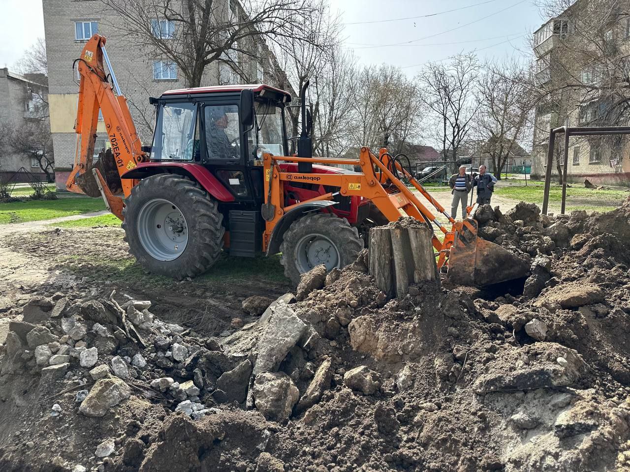 Шефы из Карелии помогают: аварийная бригада &quot;КарелКоммунЭнерго&quot; завершила ремонт канализационного колодца и замену фрагмента центральной магистрали сточных вод..