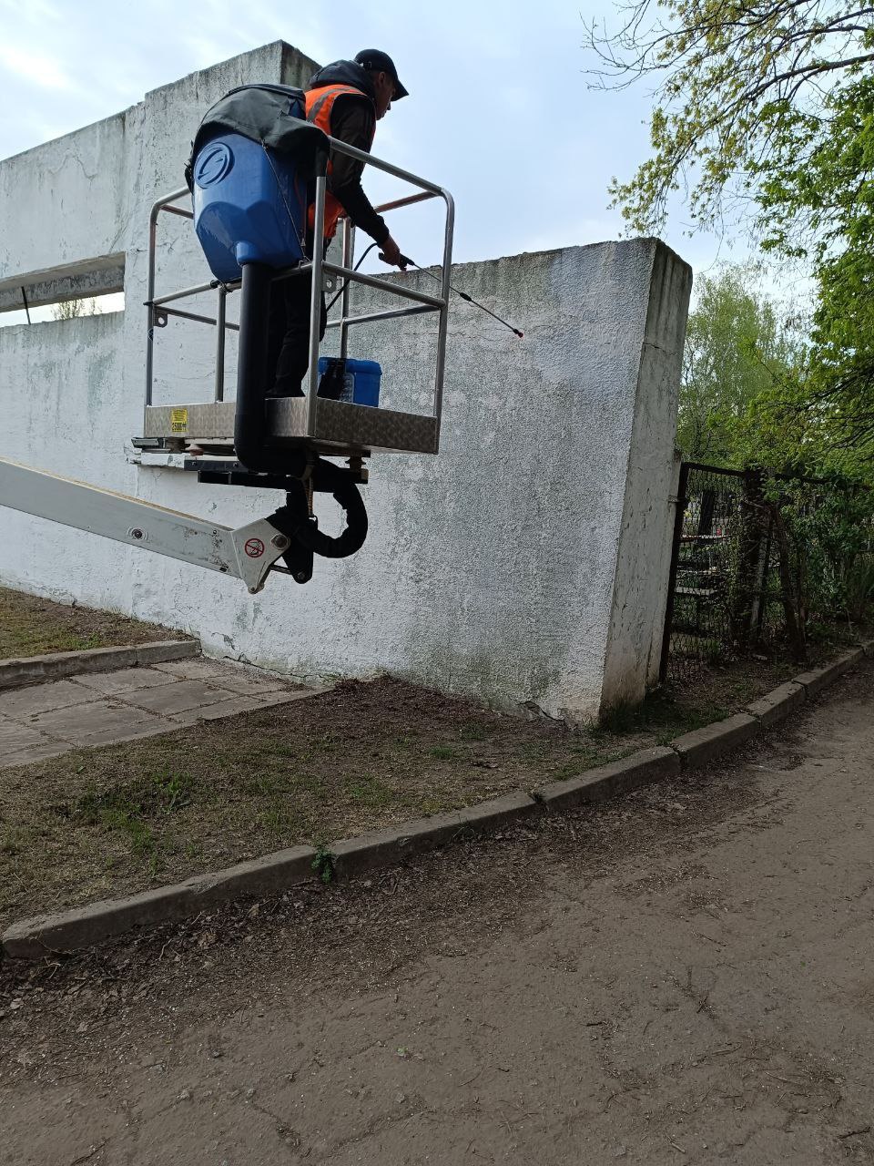 Работники МУП &quot;Центр городского хозяйства&quot; города Днепрорудное Васильевского муниципального округа побелили стены на территории старого кладбища..