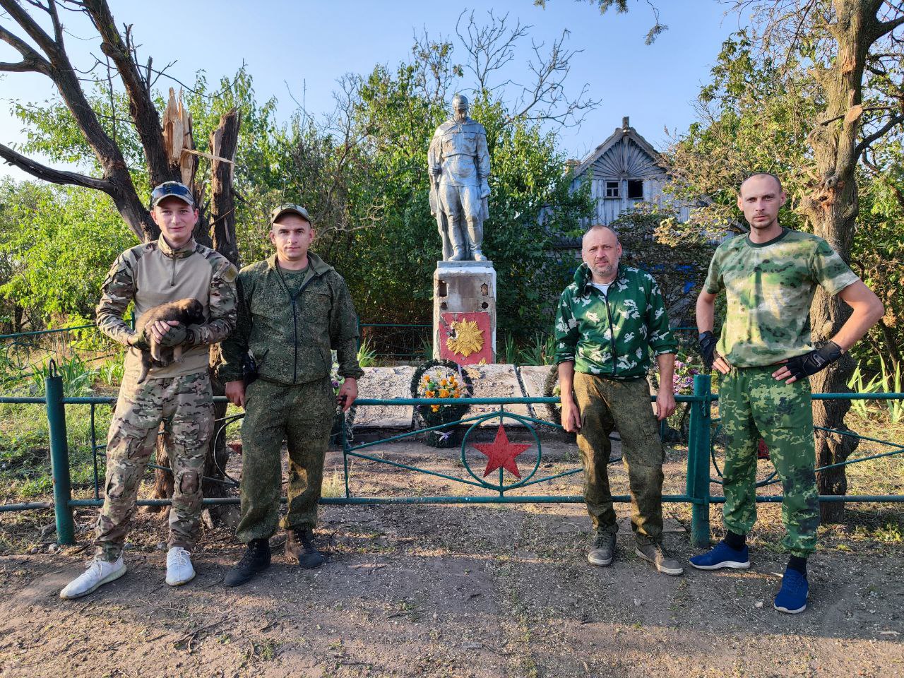 Военнослужащие Российской Федерацией привели в порядок братскую могилу ВОВ на передовой.