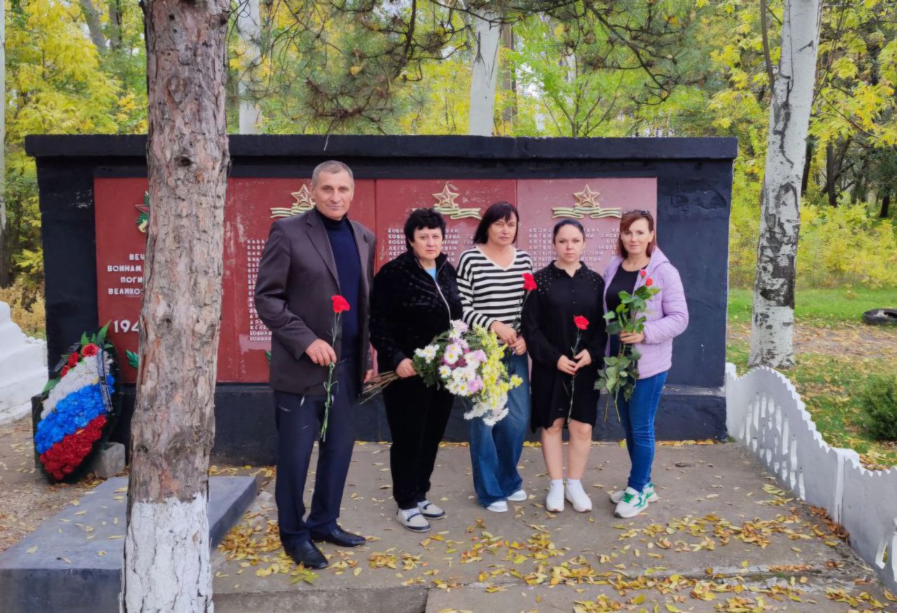 В Златополе активисты возложили цветы к мемориальному комплексу &quot;Братская могила погибшим воинам&quot;.