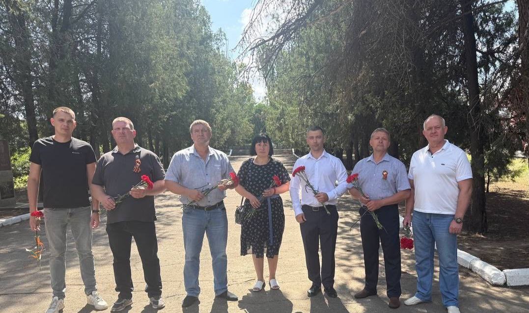 Сегодня в городе Васильевка депутаты провели митинг и минуту молчания  в память о погибших, а также возложили цветы к Братской могиле, где почтили память героев, отдавших жизнь за Родину в годы Великой Отечественной войны..
