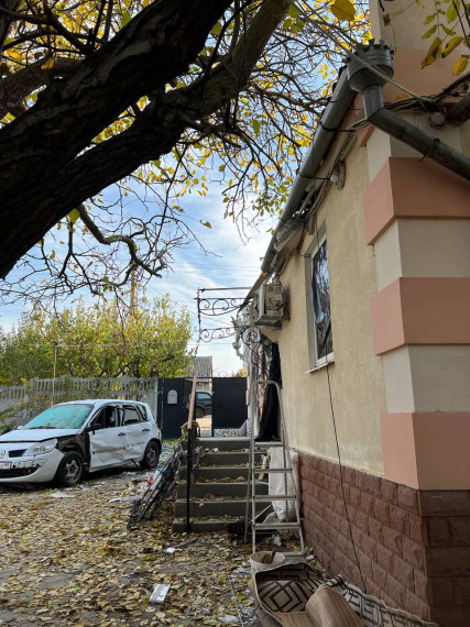 Дроны противника совершили атаку на частное домовладение в селе Верхняя Криница Васильевского муниципального округа.. Дроны противника совершили атаку на частное домовладение в селе Верхняя Криница Васильевского муниципального округа..